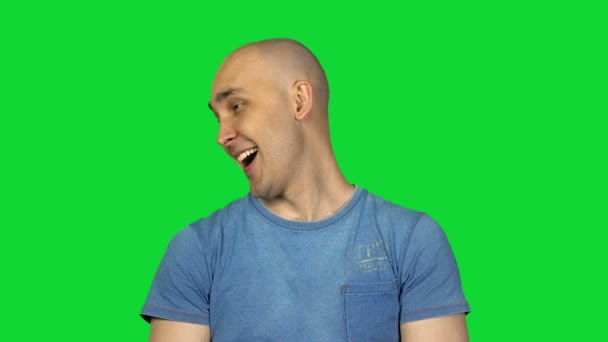 Szczęśliwy człowiek łysy na zielonym tle - Materiał filmowy, wideo