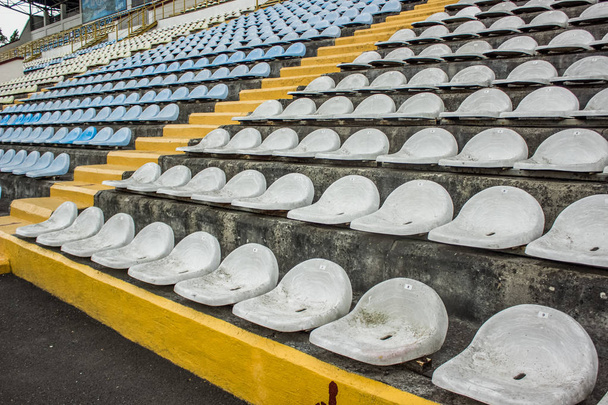 kleine stadion witte lege arme en vuile tribune stoelen concept met niemand - Foto, afbeelding