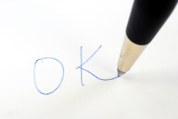 het woord ok schrijven met een pen - Foto, afbeelding