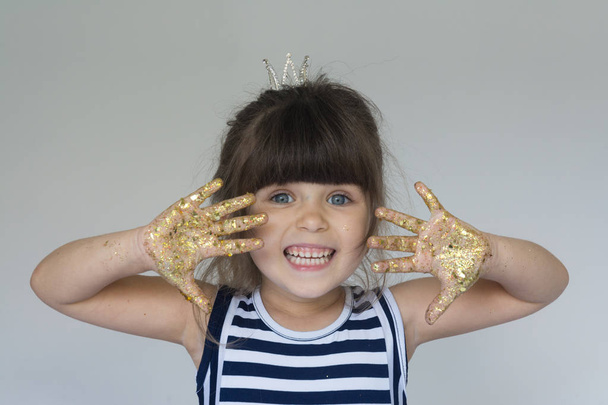 Портрет милої дівчини з різнокольоровими руками. Маленька принцеса
 - Фото, зображення