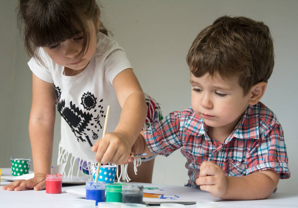 Crianças alegres brincando e pintando na escola infantil
. - Foto, Imagem