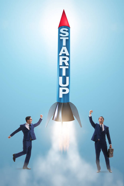 Start-up koncepció rakétával és üzletemberrel - Fotó, kép