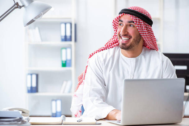 Homme d'affaires arabe travaillant dans le bureau - Photo, image