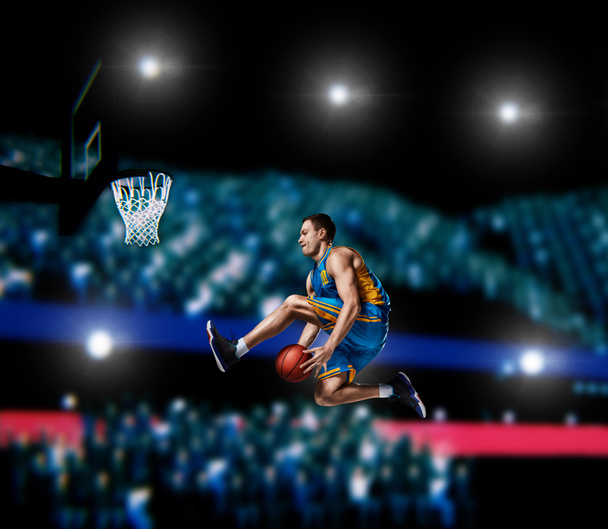 basketbalový hráč, jenž hlásí slam dunk na basketbal arena - Fotografie, Obrázek