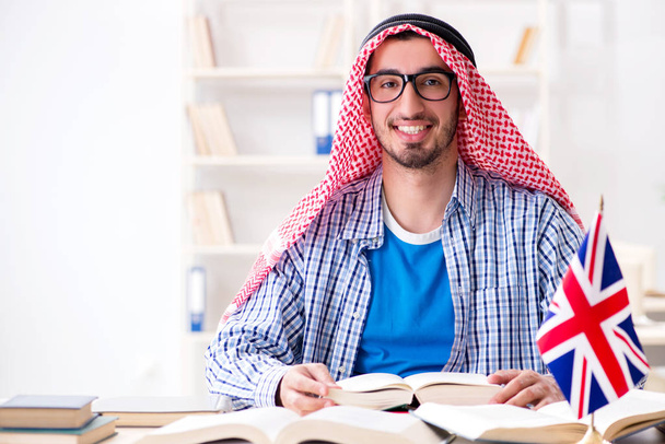 Arabi opiskelija opiskelee englannin kieltä - Valokuva, kuva