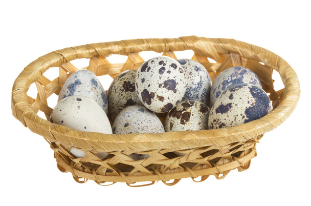 перепелиные яйца в корзине - Фото, изображение