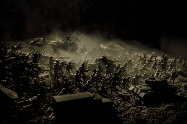 Concetto di guerra. Silhouette militari scena di combattimento su sfondo cielo nebbia di guerra, Soldati della Guerra Mondiale Silhouettes Below Cloudy Skyline Di notte. Scena dell'attacco. Veicoli blindati. Concentrazione selettiva. Decorazione
 - Foto, immagini