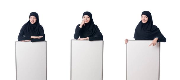 Moslimvrouw met leeg bord op wit - Foto, afbeelding