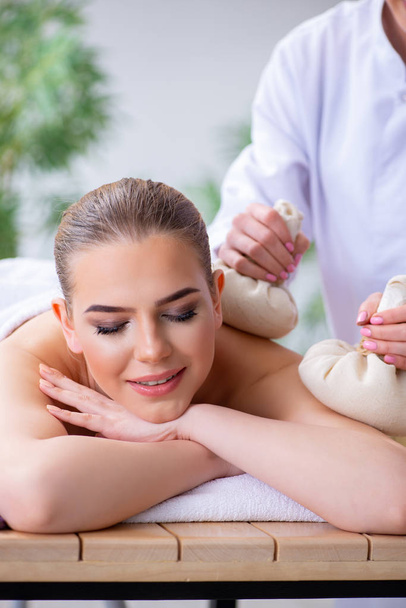 Kobieta podczas masażu w spa - Zdjęcie, obraz