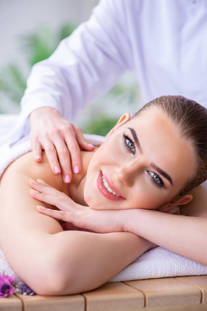 Жінка під час сеансу масажу в спа
 - Фото, зображення
