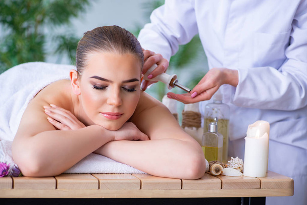 Mujer durante la sesión de masaje en spa - Foto, imagen