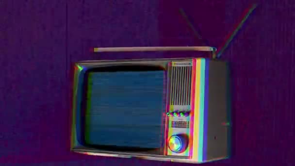 retro televisie knipsel draaien in de ruimte met vervorming op scherm - Video