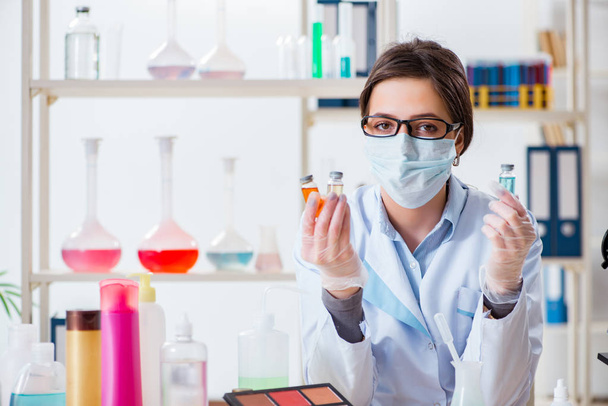 Laboratorní chemik kontroluje krásu a make-up produkty - Fotografie, Obrázek