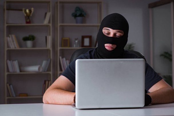 Hacker piratería informática tarde en la noche - Foto, Imagen
