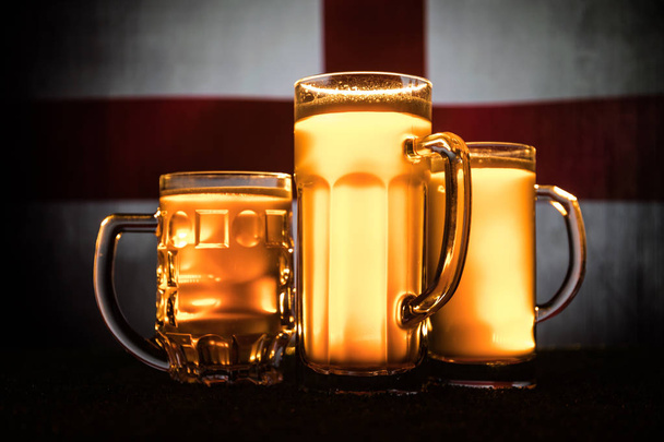 Fútbol 2018. Concepto creativo. Vasos de cerveza en la mesa. Apoya a tu país con el concepto de cerveza. Enfoque selectivo
 - Foto, imagen