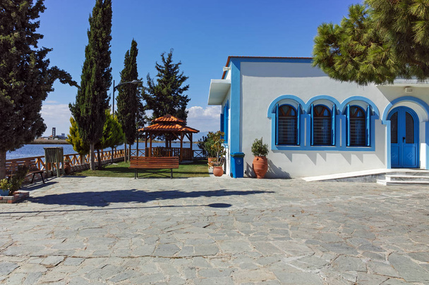 Saint Миколаївський монастир розташований на два острови в Порто Лагос поблизу міста Ксанті, Східна Македонія та Фракія, Греція - Фото, зображення