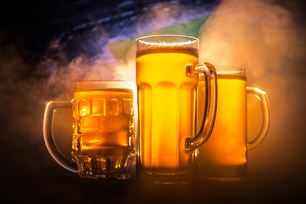 2018 futball. Kreatív koncepció. Szemüveges Beer asztalra. Támogatja az országot a sör fogalma. Szelektív összpontosít - Fotó, kép
