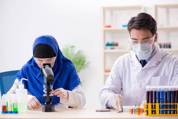 Zwei Chemiker im Labor - Foto, Bild