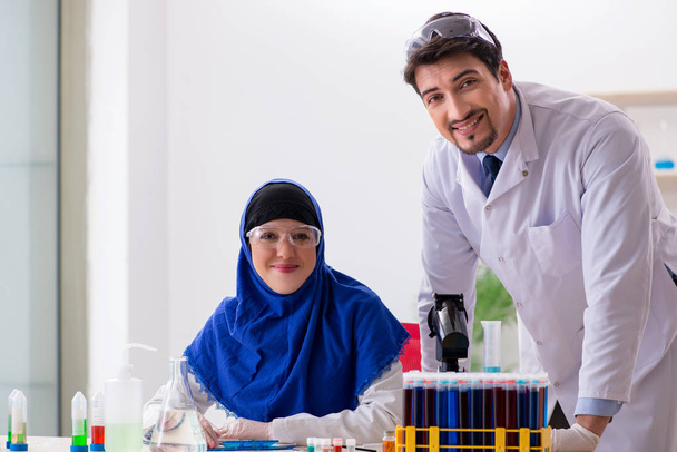 Zwei Chemiker im Labor - Foto, Bild