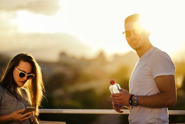 Hermosa pareja joven diversión en el balcón en verano
 - Foto, Imagen