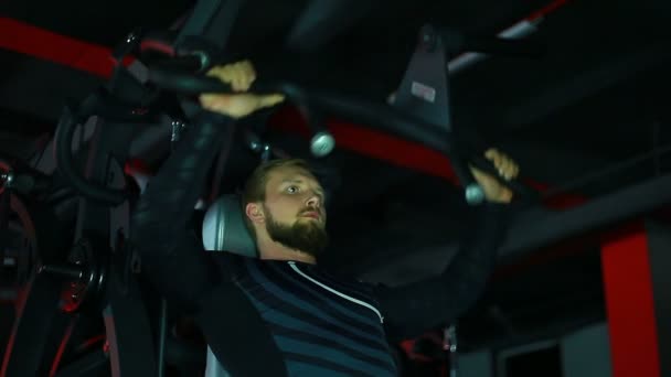 Athlete swinging on the simulator. - Záběry, video