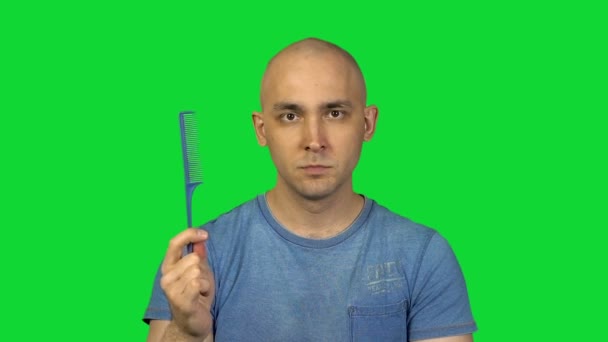 Лысый мужчина с расчёской на зелёном фоне
 - Кадры, видео