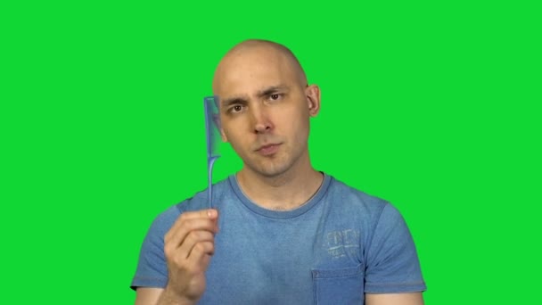Weggooien van de kale man borstel op groene achtergrond - Video