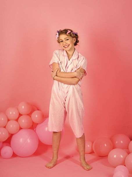 pajama party. Little girl with balloons - Foto, Imagem