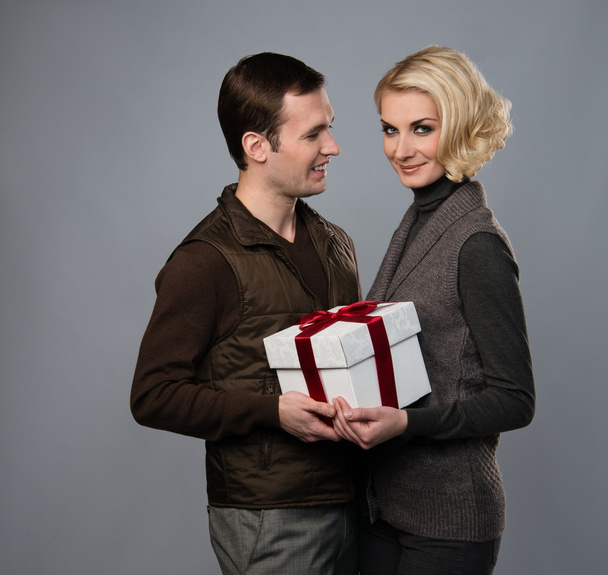 Щаслива пара з подарунковою коробкою
 - Фото, зображення