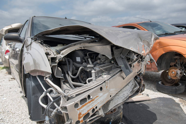ボンネット、ラジエーターとバンパーを破壊した serioud フロント エンドの衝突は、車の前面 - 写真・画像