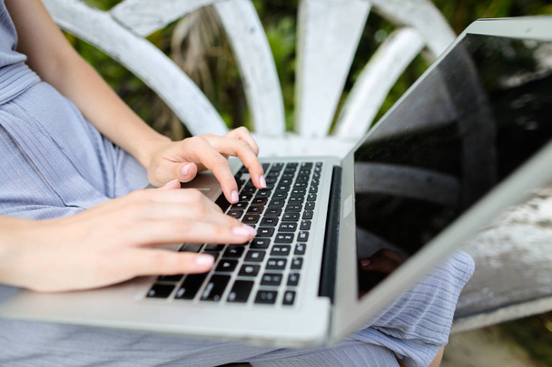 Nahaufnahme kaukasischer Frauenhände mit Laptop, Eingabe von Nachricht auf Tastatur. - Foto, Bild