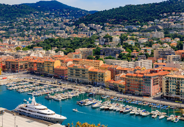 Vue des bateaux et du littoral dans le port de Nice sur la mer Méditerranée, Côte d'Azur à Nice, France
 - Photo, image