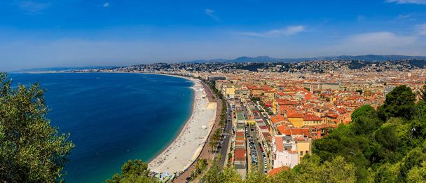 Vue panoramique sur le littoral méditerranéen et le paysage urbain de la vieille ville, Vieille Ville depuis le sommet de la colline du Château à Nice, Côte d'Azur, France
 - Photo, image