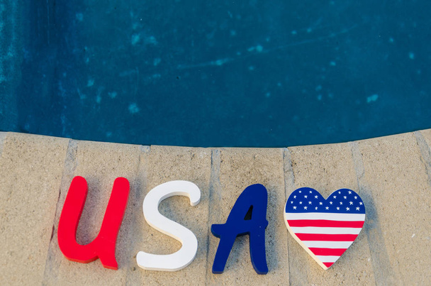 Patriotyczne tło Usa z dekoracjami w pobliżu basenu - Zdjęcie, obraz