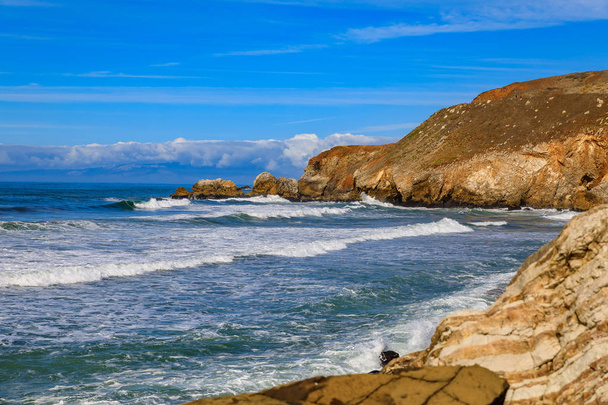 Βόρεια Californa παραλία απόκρημνες στο Pacifica κοντά στο Σαν Φρανσίσκο σε μια ηλιόλουστη ημέρα - Φωτογραφία, εικόνα