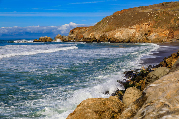 Βόρεια Californa παραλία απόκρημνες στο Pacifica κοντά στο Σαν Φρανσίσκο σε μια ηλιόλουστη ημέρα - Φωτογραφία, εικόνα