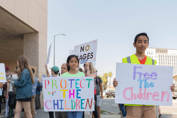 Los Angeles, kesäkuu 30, 2018: Aktivisteilla on merkkejä Perheet kuuluvat yhteen marssin aikana Metropolitanin pidätyskeskuksen ympärillä protestina presidentti Donald Trumpin nollatoleranssipolitiikalle
. - Valokuva, kuva