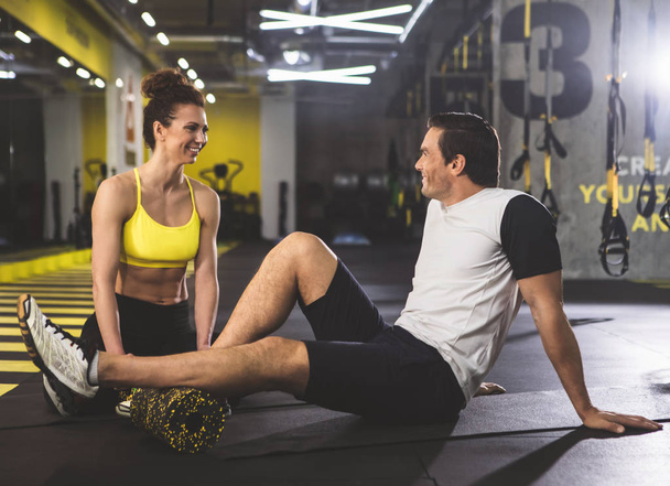 Cheerful athletes talking in fitness center - Photo, Image