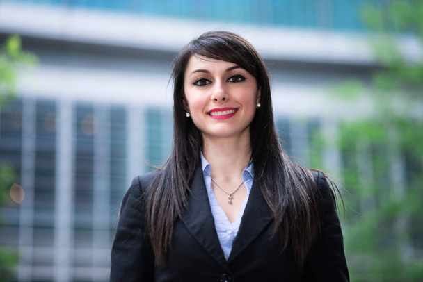 Portrait of a young smiling business woman - Foto, Bild