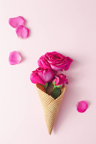 Pink roses in wafer ice cream cone - Foto, afbeelding