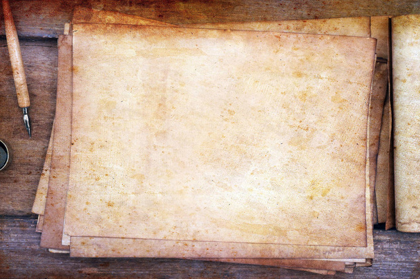 papel velho na textura de madeira marrom com caneta e tinta
. - Foto, Imagem