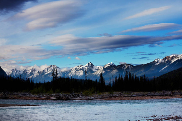 Malebný pohled na hory v Kanadských skalách v letní sezóně - Fotografie, Obrázek