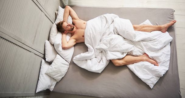 schöner Mann schläft nach anstrengenden Tagen ein - Foto, Bild