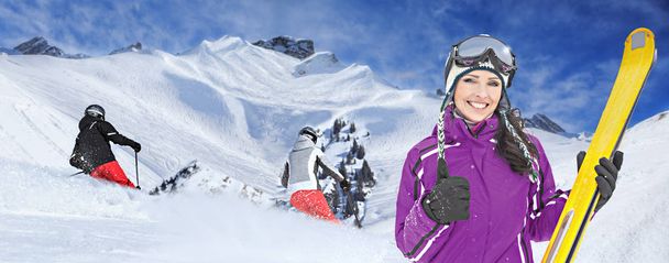 Pilotes de ski sur la piste dans les Alpes
 - Photo, image