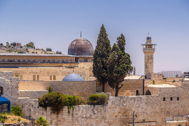 Widok zewnętrzny Al Aqsa meczetu w święte miejsca na starym mieście w Jerozolimie, Izrael. - Zdjęcie, obraz