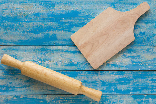 rolo de madeira e vários utensílios de cozinha de madeira na mesa de madeira
 - Foto, Imagem