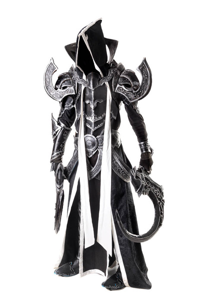 Man in een kostuum van de fantasie van een donkere demon, cosplay, geïsoleerd in wit - Foto, afbeelding