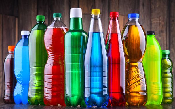Műanyag palackok válogatott szénsavas üdítőitalok különböző színekben. - Fotó, kép