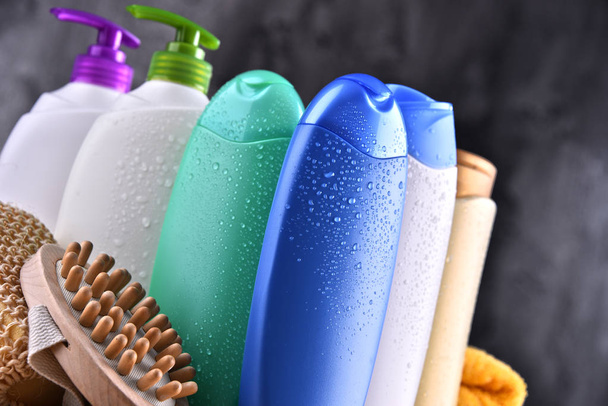 Botellas de plástico para el cuidado corporal y productos de belleza. - Foto, imagen