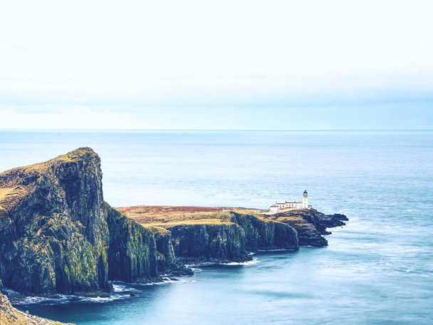 Neist Point péninsule avec phare est un endroit très photographié et une attraction touristique sur l'île de Skye, en Écosse. Tous les voyageurs doivent voir
 - Photo, image